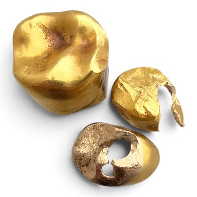 deux pièces d'or sont posées l'une à côté de l'autre