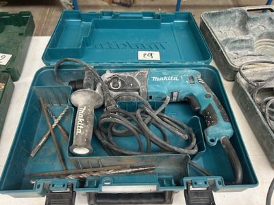 une boîte à outils bleue avec des outils sur une table
