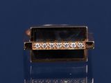 une image représentant une bague en or sertie de diamants sur un fond bleu