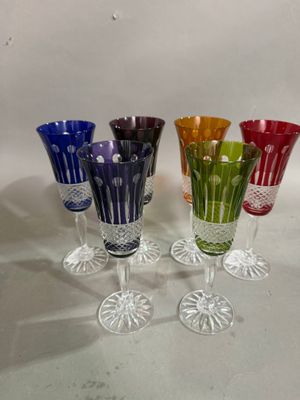 quatre verres à vin posés les uns à côté des autres sur une table