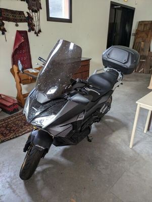 une moto qui est garée dans un garage