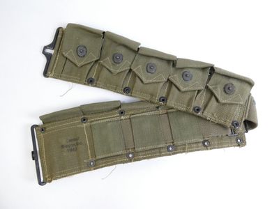 une image représentant une paire de lanières de ceinture ornées de boutons