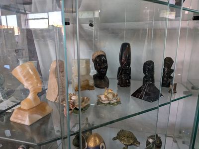 une vitrine en verre contenant de nombreux objets différents