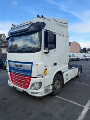 la photo d'un camion blanc garé sur un parking