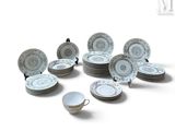beaucoup d'assiettes et de tasses sur une table