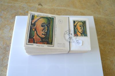 deux timbres posés l'un sur l'autre sur une table