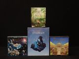 plusieurs livres sont empilés sur une table