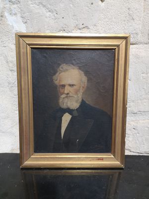portrait d'un homme en smoking, barbu et portant un nœud papillon