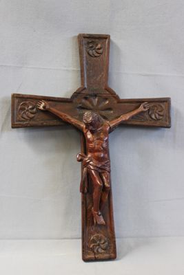 Crucifix en bois sculpté, Espagne XVI° ou XVII° - 56 x 40.