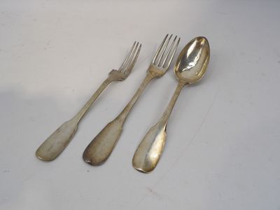 quatre fourchettes et deux cuillères sur une table blanche