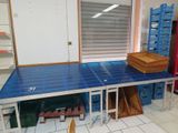 une table bleue sur laquelle sont posés des paniers, dans une pièce