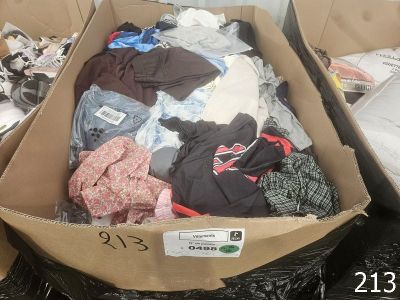 une boîte en carton remplie de vêtements et d'autres objets
