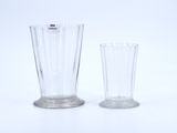 deux verres posés l'un à côté de l'autre sur une surface blanche