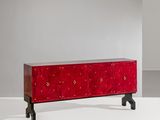 le buffet est en bois et présente une finition rouge