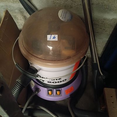 un seau muni d'un couvercle marron posé sur une machine