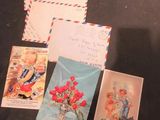 de nombreuses cartes postales et enveloppes sur la table
