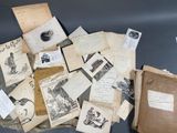 une pile de vieux papiers et de vieilles photos posée sur une table
