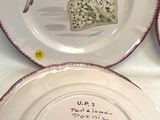 trois assiettes aux motifs différents posées sur la table