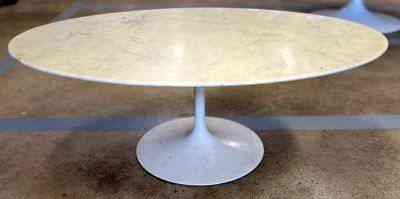 une table blanche avec un plateau en marbre dans une pièce