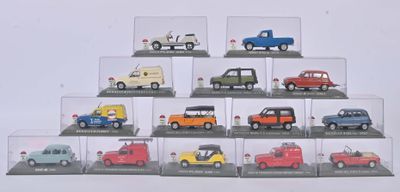 de nombreux modèles de voitures différents exposés dans une vitrine