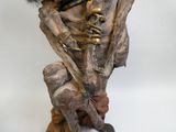 une statue représentant un squelette assis sur une table
