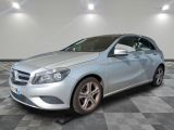 la classe b de la mercedes est garée sur un sol en damier