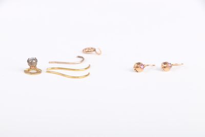 trois paires de boucles d'oreilles en or et une paire de boucles d'oreilles