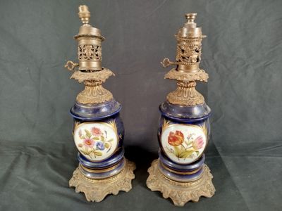 deux vases bleus décorés de fleurs, posés sur une table