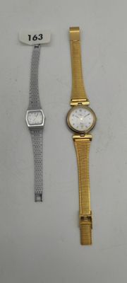 trois montres différentes sont présentées sur un fond blanc, accompagnées d'une étiquette de prix