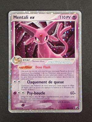 Au dos de la carte Pokémon figure un personnage Pokémon rose.
