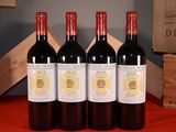 trois bouteilles de vin rouge posées sur une table, à côté d'une caisse en bois