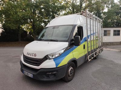 une camionnette blanche garée dans un parking