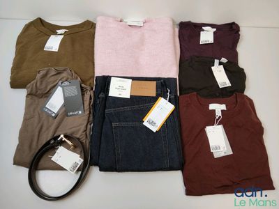 un tas de vêtements posés sur une table