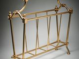 un grand porte-revues en laiton muni d'un porte-revue sur le dessus
