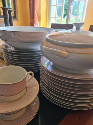 beaucoup d'assiettes et de tasses sur la table