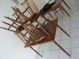 plusieurs chaises et une table dans une pièce