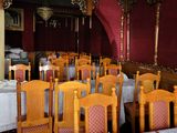 de nombreuses tables et chaises dans un restaurant aux nappes blanches