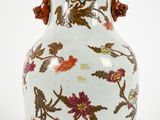 un vase blanc orné d'un motif floral