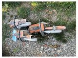 une moto posée par terre dans l'herbe