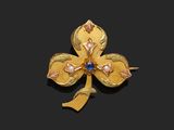 une broche en forme de fleur en or 18 carats et saphirs, signée Van Cleef