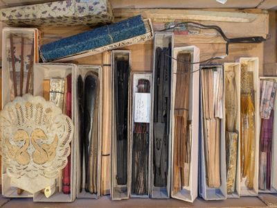 une boîte remplie de toutes sortes d'articles de couture