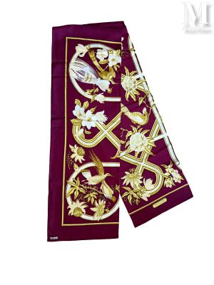 écharpe violette ornée de motifs dorés et blancs