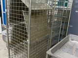 une cage métallique avec un oiseau à l'intérieur