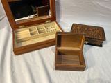 une petite boîte en bois avec un miroir et une petite boîte en bois sur laquelle est posé un miroir