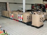 de nombreux cartons empilés sur une palette dans un entrepôt