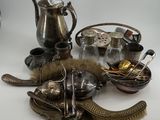 beaucoup d'objets en argent rassemblés sur la table