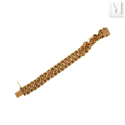 gros plan d'un bracelet en chaîne en or sur fond blanc