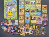 de nombreuses cartes Pokémon posées les unes à côté des autres sur la table