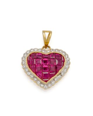 un pendentif en forme de cœur, orné d'un rubis et de diamants