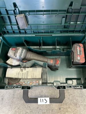 une boîte à outils avec des outils à l'intérieur sur le sol
